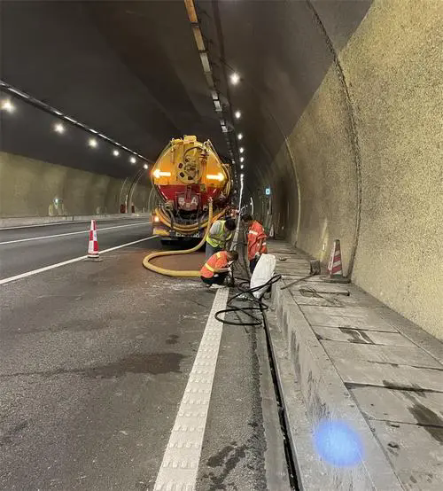 邵东隧道排水渠清淤